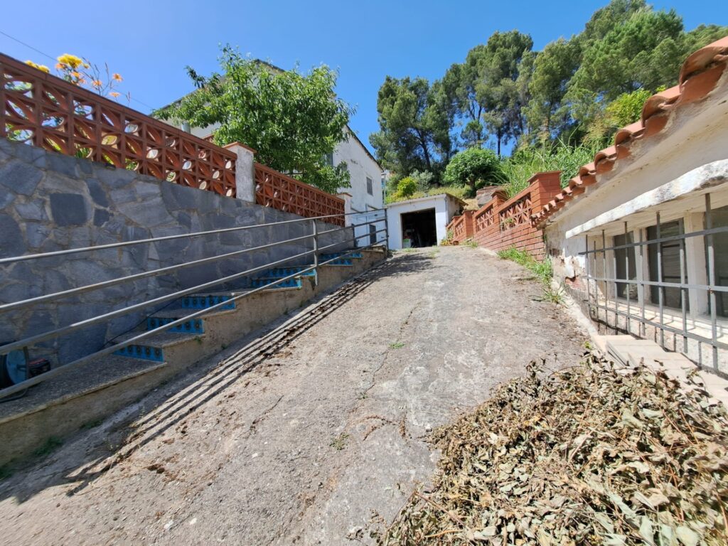 Xalet unifamiliar en venda a Rubí, ampli jardí i 5 habitacions per a la teva comoditat!