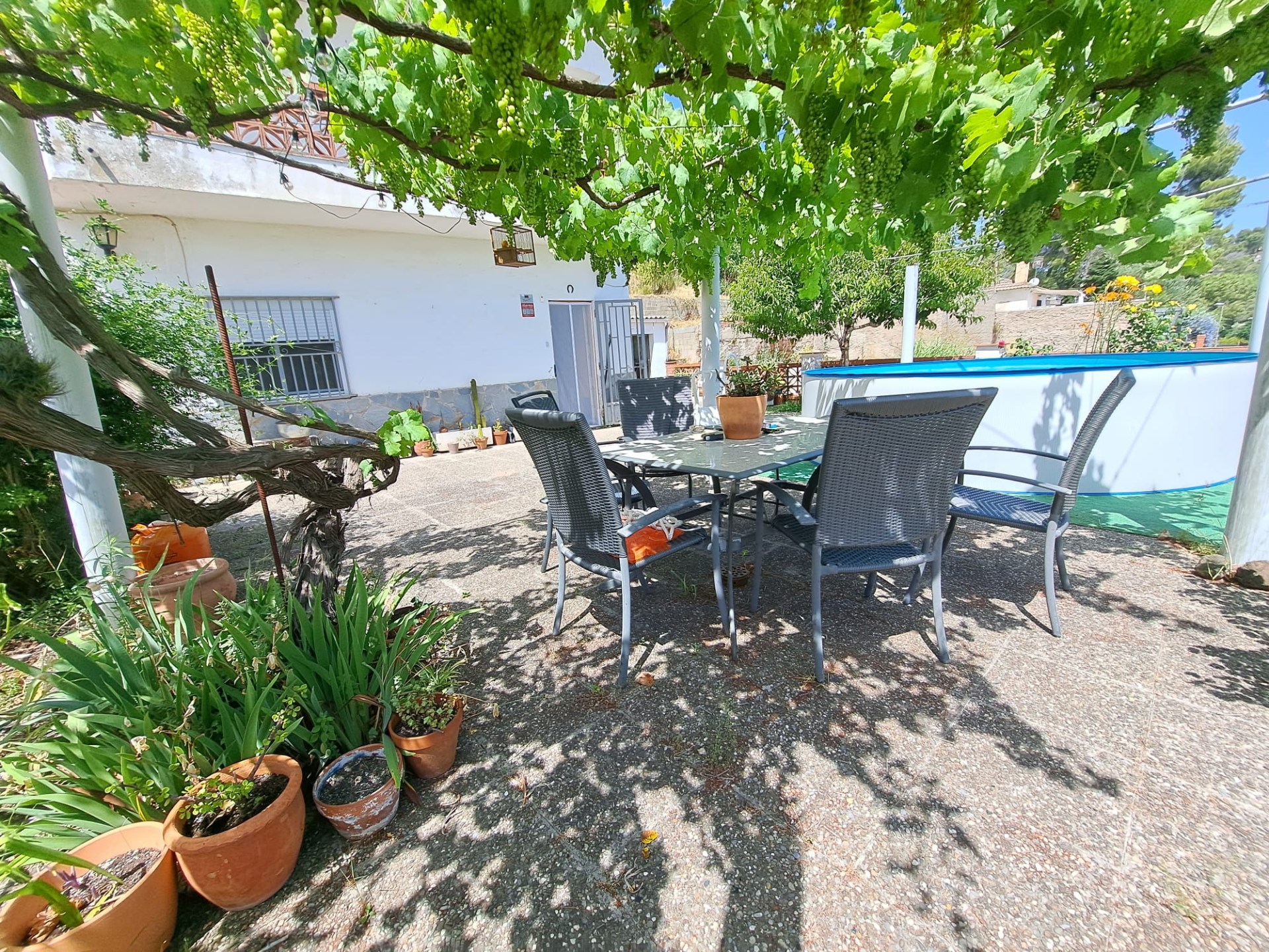 Xalet unifamiliar en venda a Rubí, ampli jardí i 5 habitacions per a la teva comoditat!