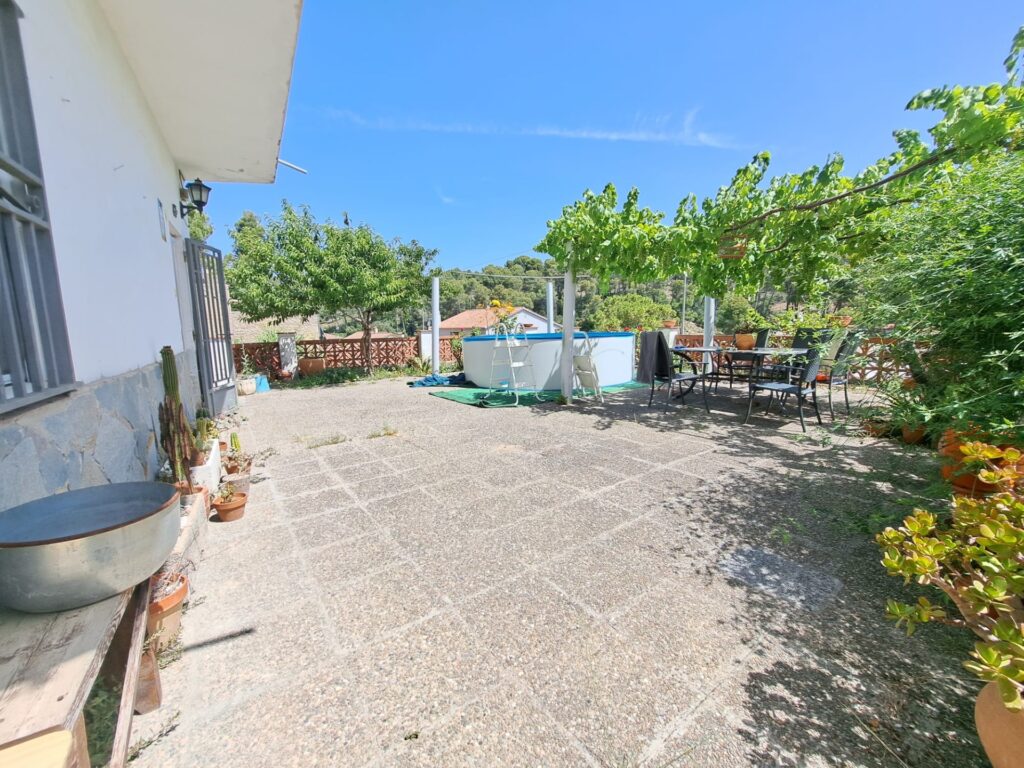 Xalet unifamiliar en venda a Rubí, ampli jardí i 5 habitacions per a la teva comoditat!