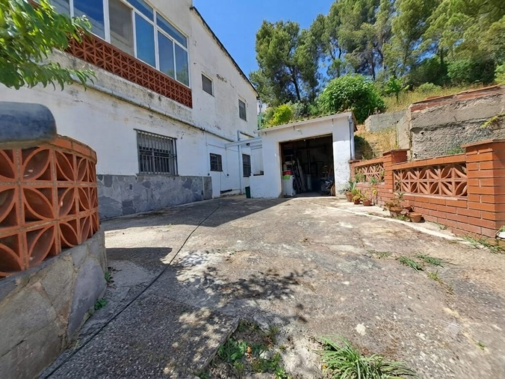 Xalet unifamiliar en venda a Rubí, ampli jardí i 5 habitacions per a la teva comoditat!