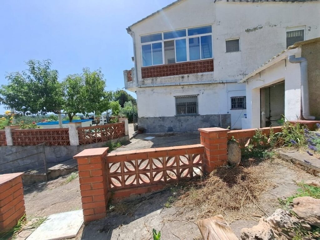 Xalet unifamiliar en venda a Rubí, ampli jardí i 5 habitacions per a la teva comoditat!
