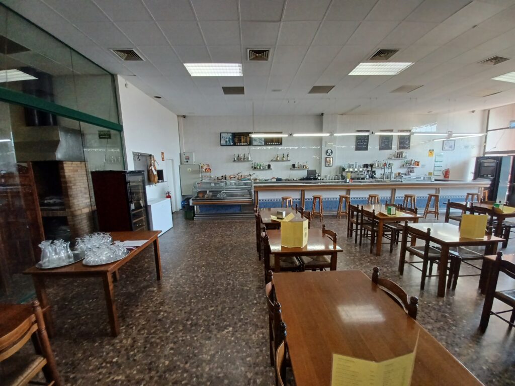 !Nave industrial pareada en venta en Rubí, 496 m2 con oficina y altillo¡