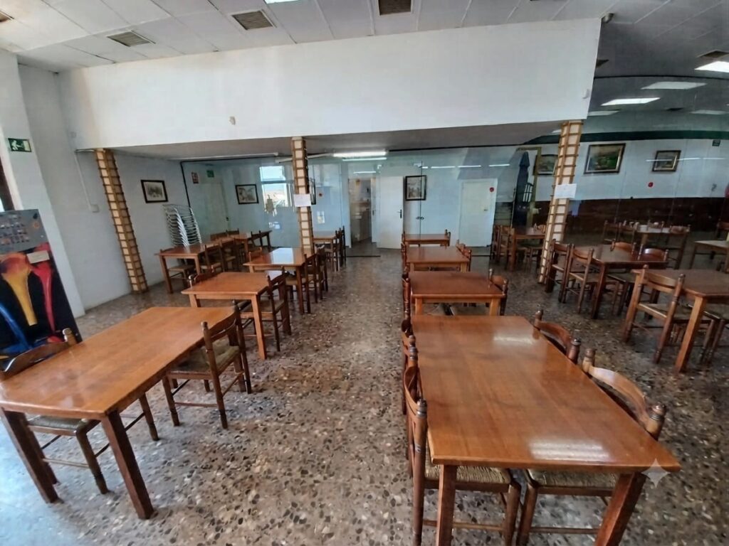 !Nave industrial pareada en venta en Rubí, 496 m2 con oficina y altillo¡