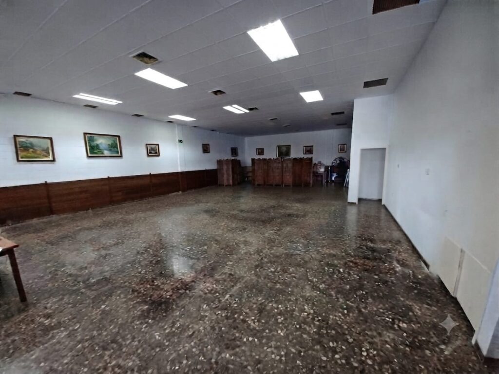 !Nave industrial pareada en venta en Rubí, 496 m2 con oficina y altillo¡