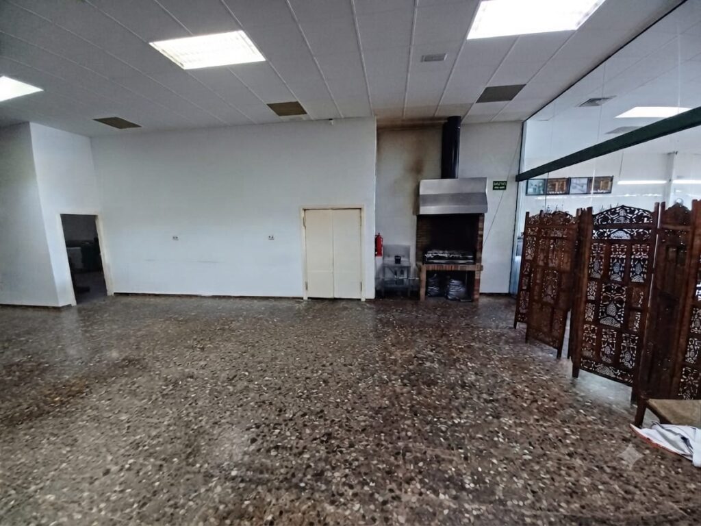 !Nave industrial pareada en venta en Rubí, 496 m2 con oficina y altillo¡