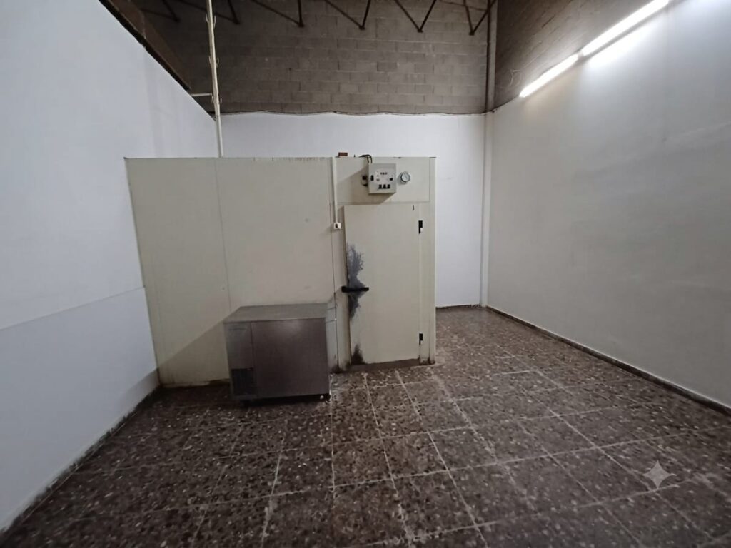 !Nave industrial pareada en venta en Rubí, 496 m2 con oficina y altillo¡