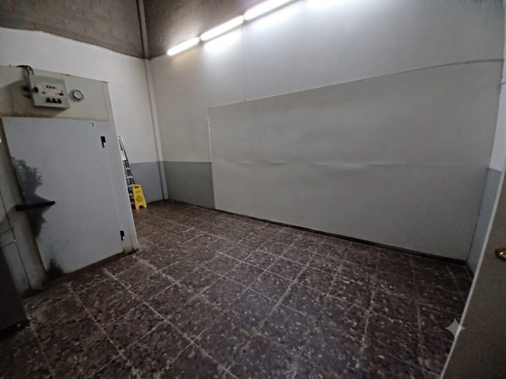!Nave industrial pareada en venta en Rubí, 496 m2 con oficina y altillo¡