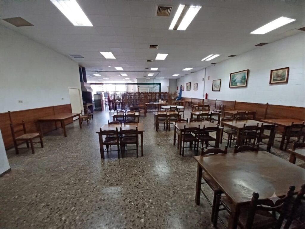 !Nave industrial pareada en venta en Rubí, 496 m2 con oficina y altillo¡