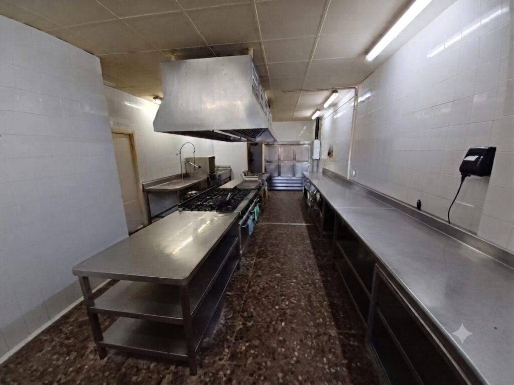 !Nave industrial pareada en venta en Rubí, 496 m2 con oficina y altillo¡