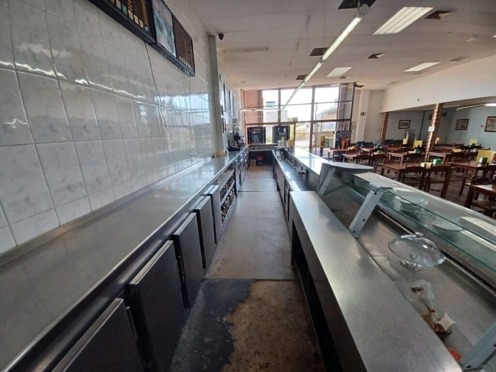 !Nave industrial pareada en venta en Rubí, 496 m2 con oficina y altillo¡
