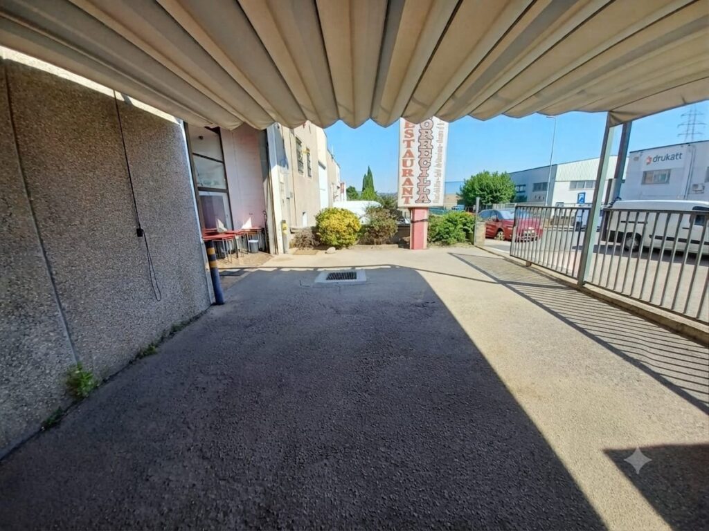 !Nave industrial pareada en venta en Rubí, 496 m2 con oficina y altillo¡
