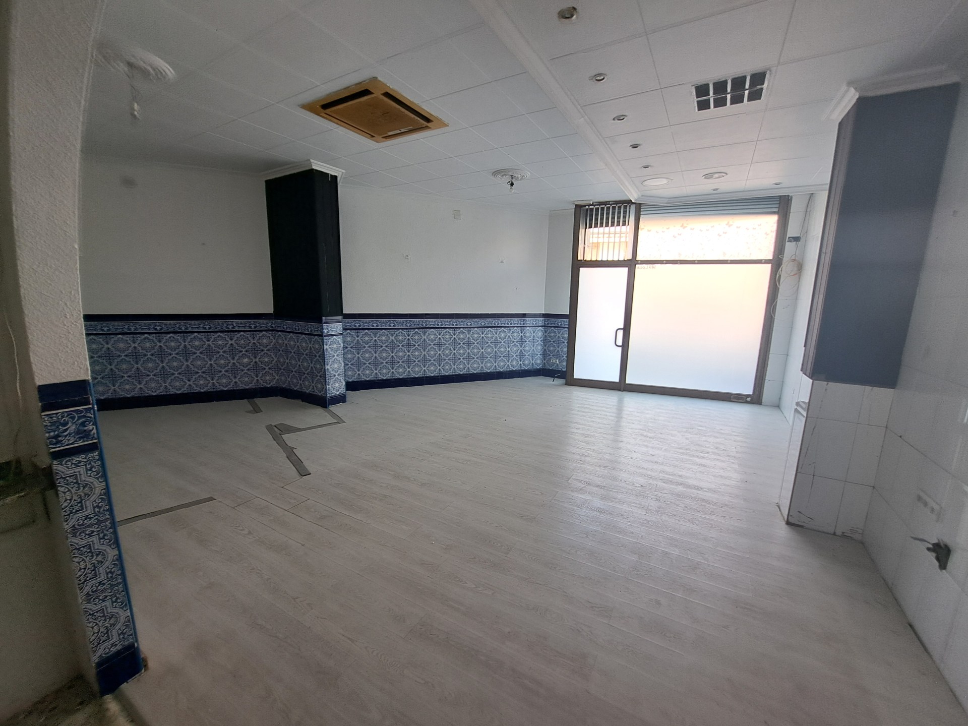 Local diáfano en alquiler en Rubí, 50 m² aprox. ideal para tu negocio en zona estratégica!