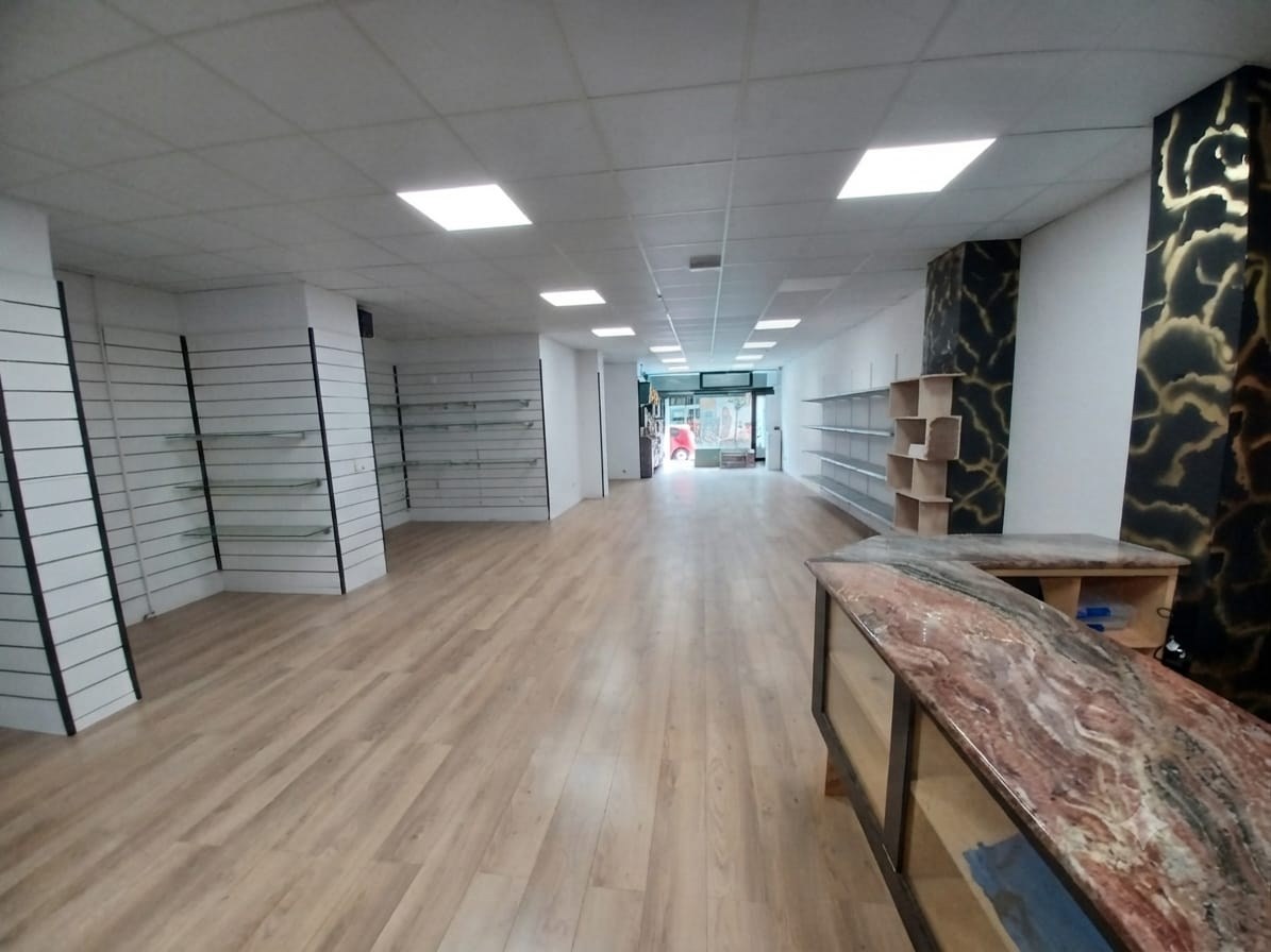 ¡Amplio local cerca del Mercado de 191 m2 todo en planta!