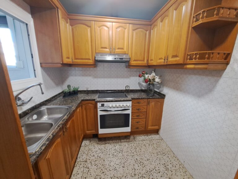 Estupenda casa de 75m2 construidos y 69m2 útiles, toda en planta con 3 amplios dormitorios dobles, baño con plato ducha + terraza de 10m2 que accedemos por escaleras. Trastero de 18 m2 proporcionando un espacio adicional para guardar enseres y mantener el hogar ordenado. Las ventanas amplias permiten la entrada de luz natural, creando un ambiente cálido y acogedor. Calefacción gas natural y aire acondicionado en comedor.