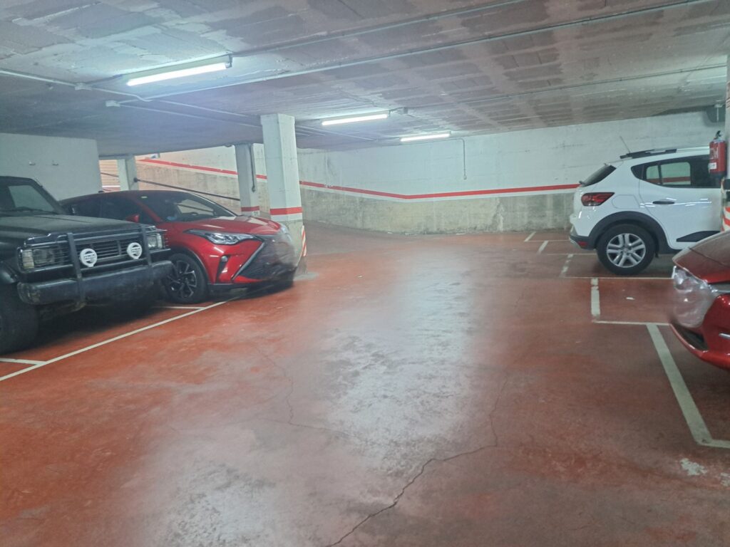 ¡Aparcamiento en venta en Rubí, Zona Av. Estatut