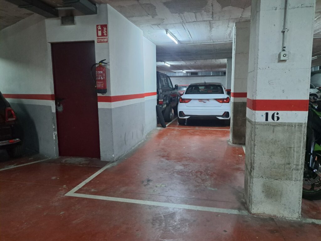 ¡Aparcamiento en venta en Rubí, Zona Av. Estatut