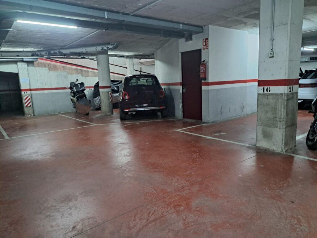 ¡Aparcamiento en venta en Rubí, Zona Av. Estatut