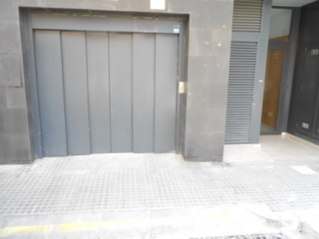 RUBI: Plaça aparcament situada en zona Estatut.
