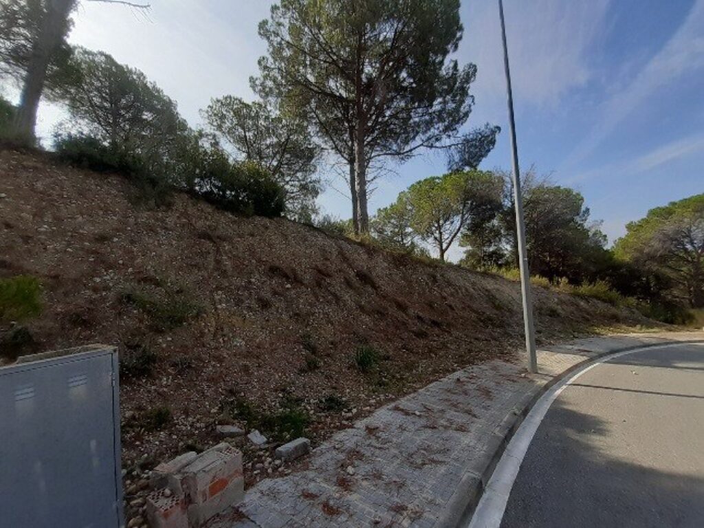 Rubí : S’ofereix terreny urbanitzable en venda a la zona tranquil·la de CAN SOLA. Amb una superfície de 488 m², Façana 20mts.  aquest espai permet edificar i desenvolupar un projecte adaptat a les vostres necessitats.
