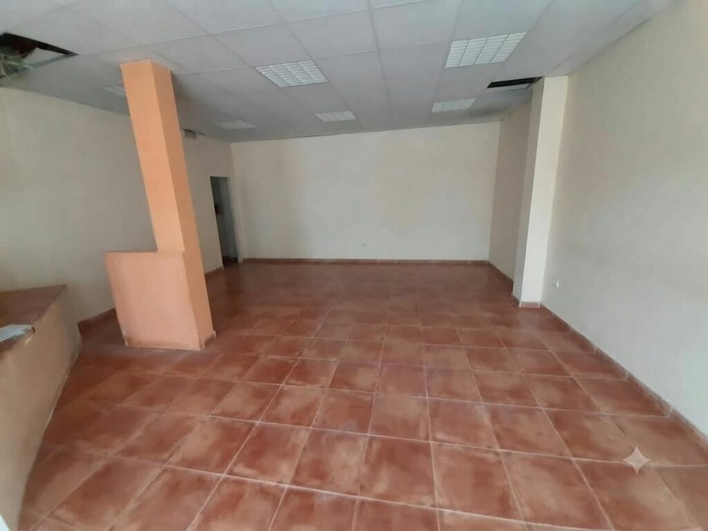 ¡Oportunidad de alquiler en Rubí! Local comercial disponible en la zona de Centre Cívic Can Fatjó. Con una superficie de 125 m² construidos, este espacio ofrece múltiples posibilidades para tu negocio.
