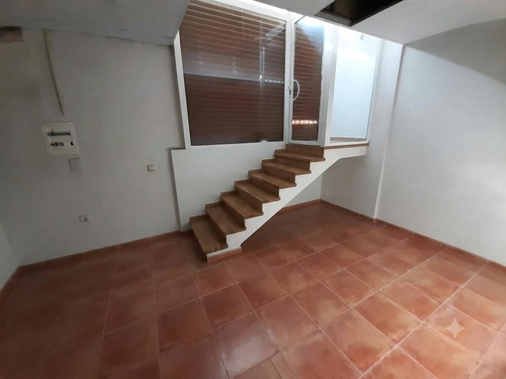 ¡Oportunidad de alquiler en Rubí! Local comercial disponible en la zona de Centre Cívic Can Fatjó. Con una superficie de 125 m² construidos, este espacio ofrece múltiples posibilidades para tu negocio.