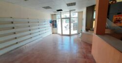 ¡Oportunidad de alquiler en Rubí! Local comercial disponible en la zona de Centre Cívic Can Fatjó. Con una superficie de 125 m² construidos, este espacio ofrece múltiples posibilidades para tu negocio.