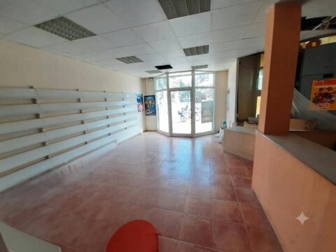 ¡Oportunidad de alquiler en Rubí! Local comercial disponible en la zona de Centre Cívic Can Fatjó. Con una superficie de 125 m² construidos, este espacio ofrece múltiples posibilidades para tu negocio.