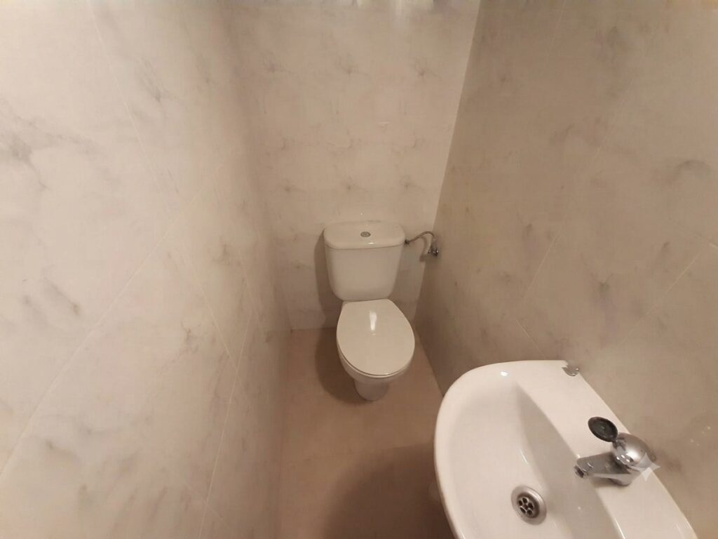 ¡Oportunidad de alquiler en Rubí! Local comercial disponible en la zona de Centre Cívic Can Fatjó. Con una superficie de 125 m² construidos, este espacio ofrece múltiples posibilidades para tu negocio.