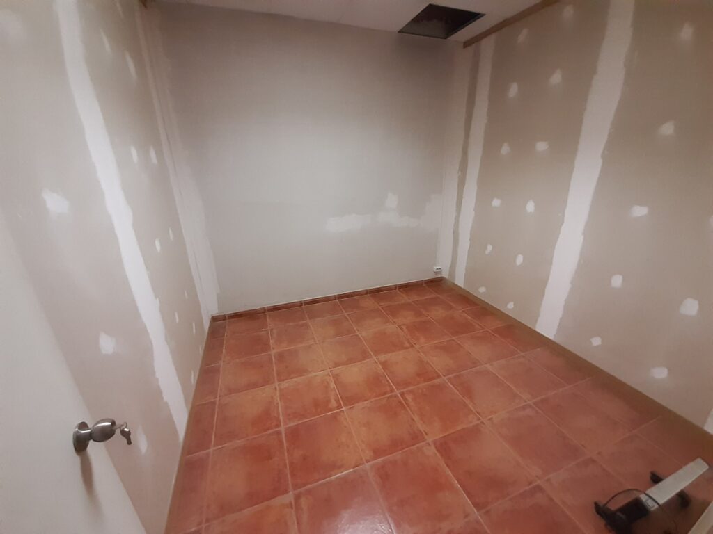 ¡Oportunidad de alquiler en Rubí! Local comercial disponible en la zona de Centre Cívic Can Fatjó. Con una superficie de 125 m² construidos, este espacio ofrece múltiples posibilidades para tu negocio.