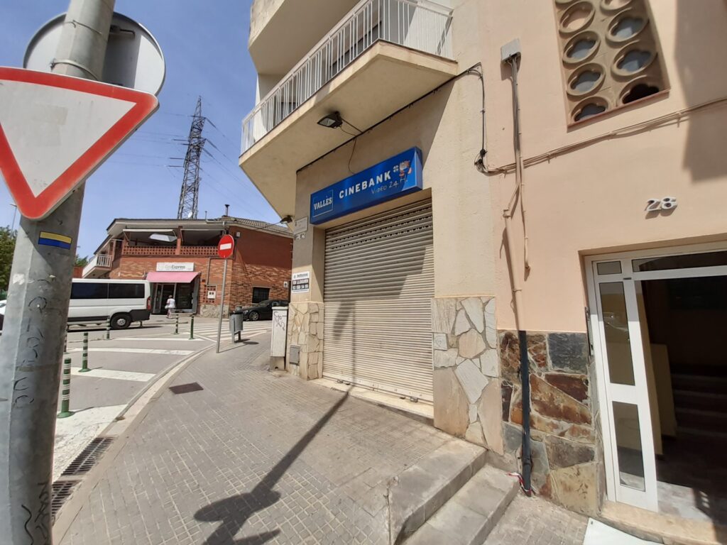 ¡Oportunidad de alquiler en Rubí! Local comercial disponible en la zona de Centre Cívic Can Fatjó. Con una superficie de 125 m² construidos, este espacio ofrece múltiples posibilidades para tu negocio.
