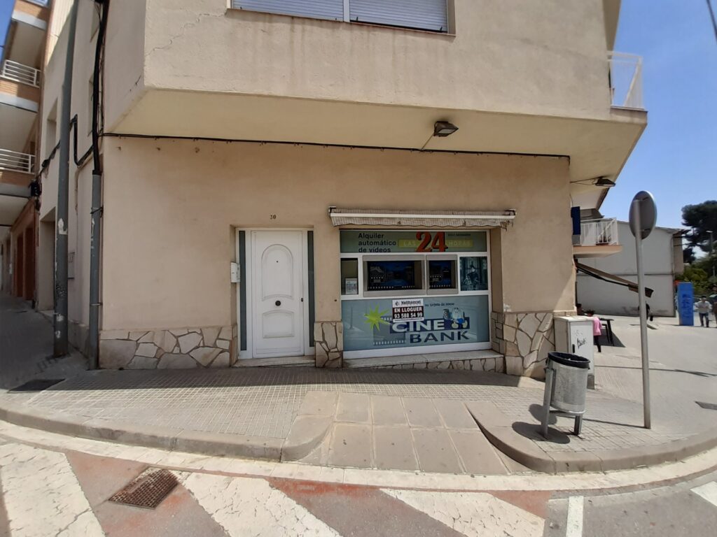 ¡Oportunidad de alquiler en Rubí! Local comercial disponible en la zona de Centre Cívic Can Fatjó. Con una superficie de 125 m² construidos, este espacio ofrece múltiples posibilidades para tu negocio.