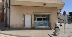 ¡Oportunidad de alquiler en Rubí! Local comercial disponible en la zona de Centre Cívic Can Fatjó. Con una superficie de 125 m² construidos, este espacio ofrece múltiples posibilidades para tu negocio.