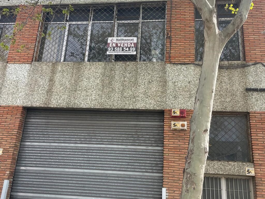 ¡Nau industrial en venda en Bon Pastor, 1.264 m2 i 8 m d´altura!