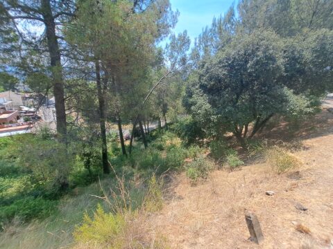 ¡Terreno urbanizable en venta en Rubí, 696 m2 para construir tu futuro hogar!