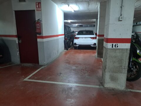 ¡Aparcamiento en venta en Rubí, Zona Av. Estatut