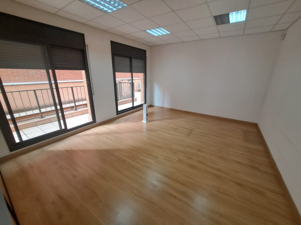 ¡Amplio local en alquiler en Rubí, ideal para tu negocio en Ca n´ Alzamora!