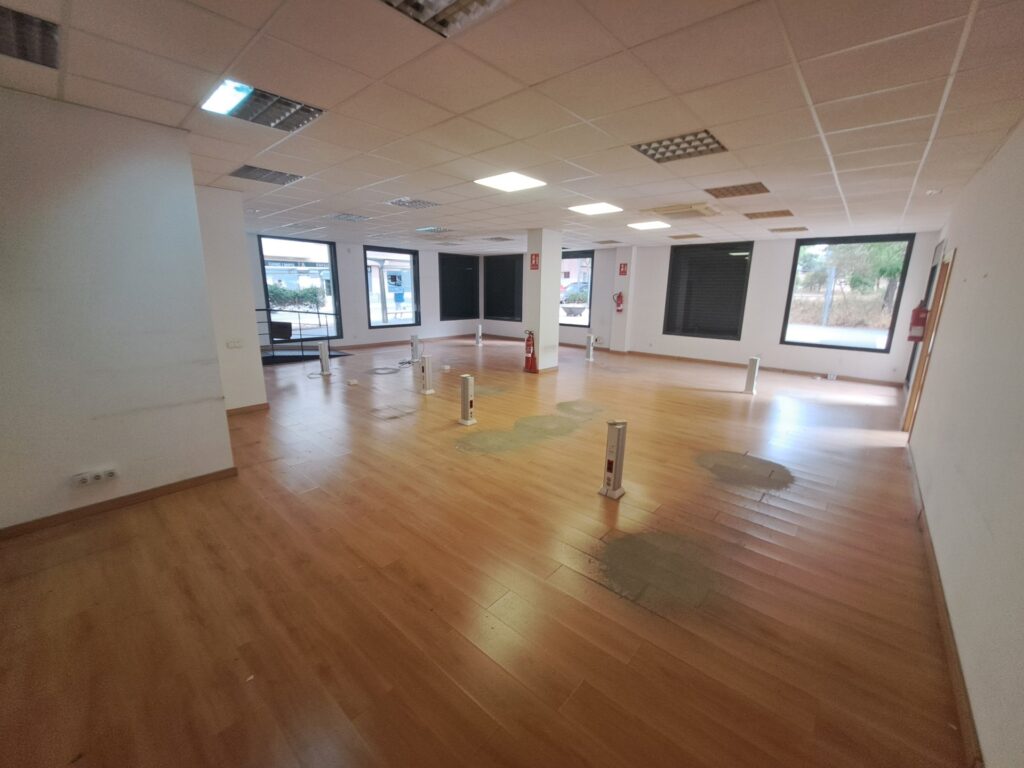 ¡Amplio local en alquiler en Rubí, ideal para tu negocio en Ca n´ Alzamora!