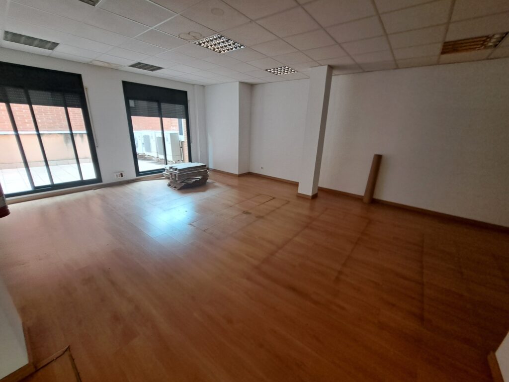 ¡Amplio local en alquiler en Rubí, ideal para tu negocio en Ca n´ Alzamora!