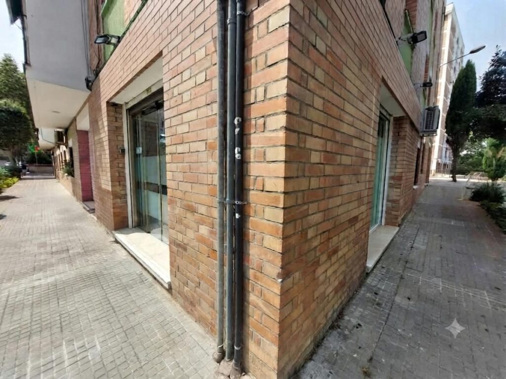 ¡Local en venta en Rubí, ideal para tu negocio en Les Torres. 44 m2 útiles!