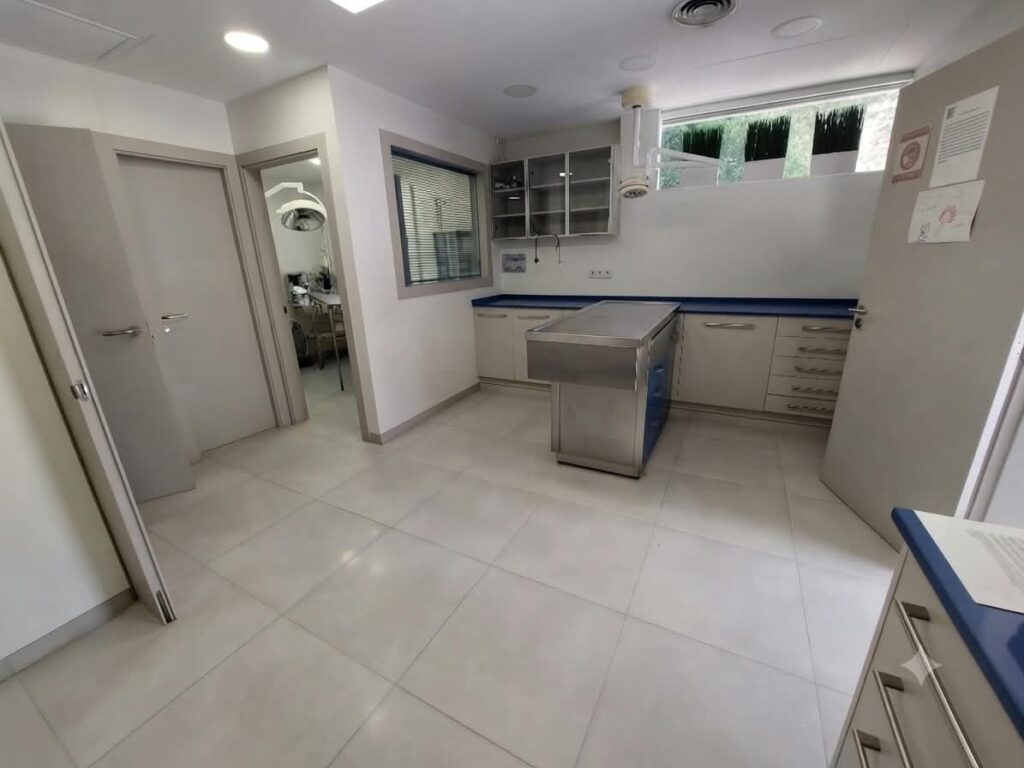 ¡Local en venta en Rubí, ideal para tu negocio en Les Torres. 44 m2 útiles!