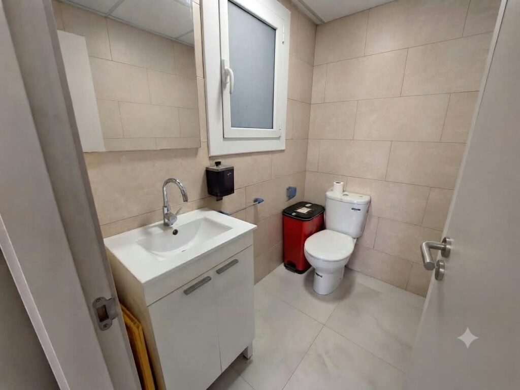 ¡Local en venda a Rubí, ideal per al teu negoci a Les Torres. 44 m2 útils!