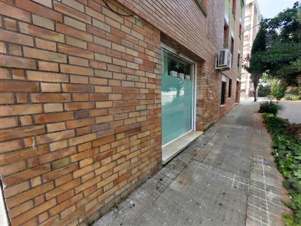 ¡Local en venda a Rubí, ideal per al teu negoci a Les Torres. 44 m2 útils!
