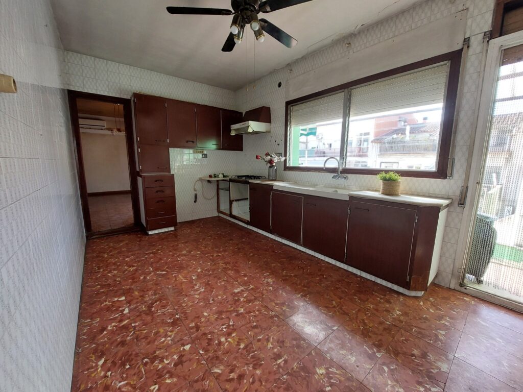 ¡Casa aparellada en venda a Rubí, 305 m2, 3 habitacions i terrassa exterior!
