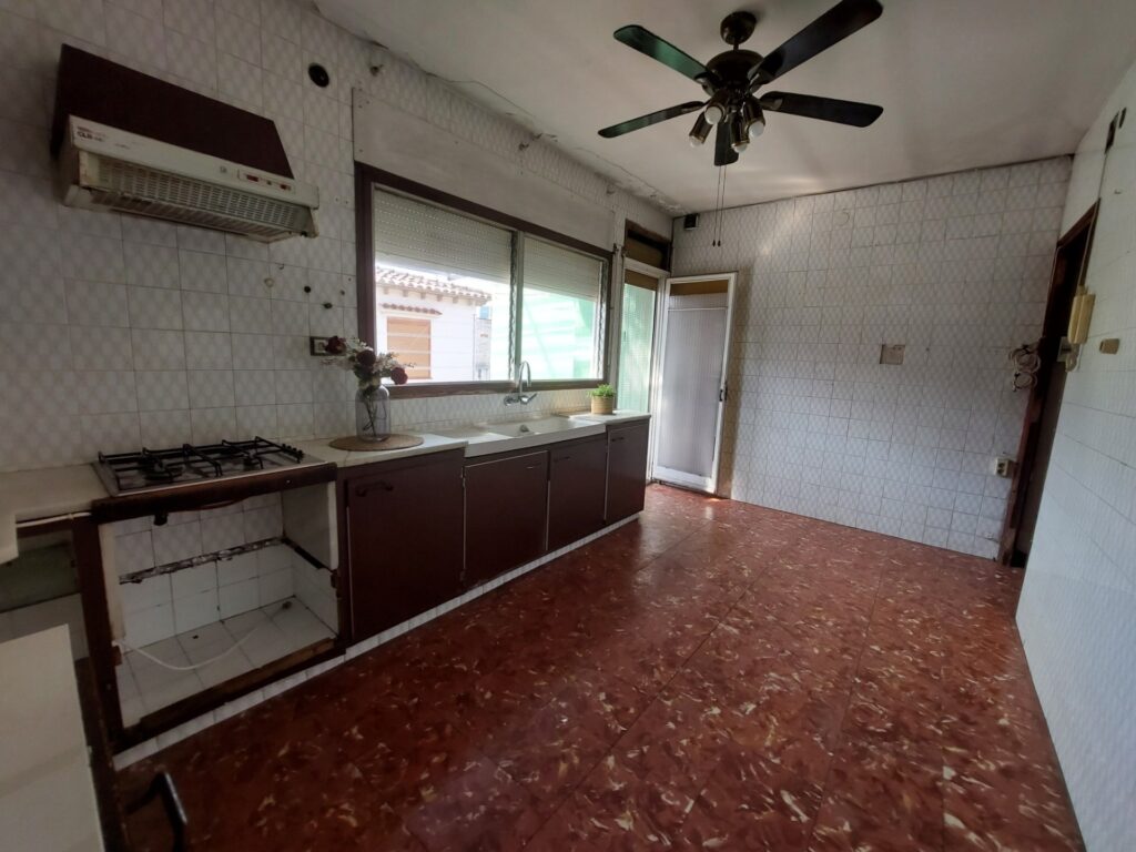 ¡Casa aparellada en venda a Rubí, 305 m2, 3 habitacions i terrassa exterior!