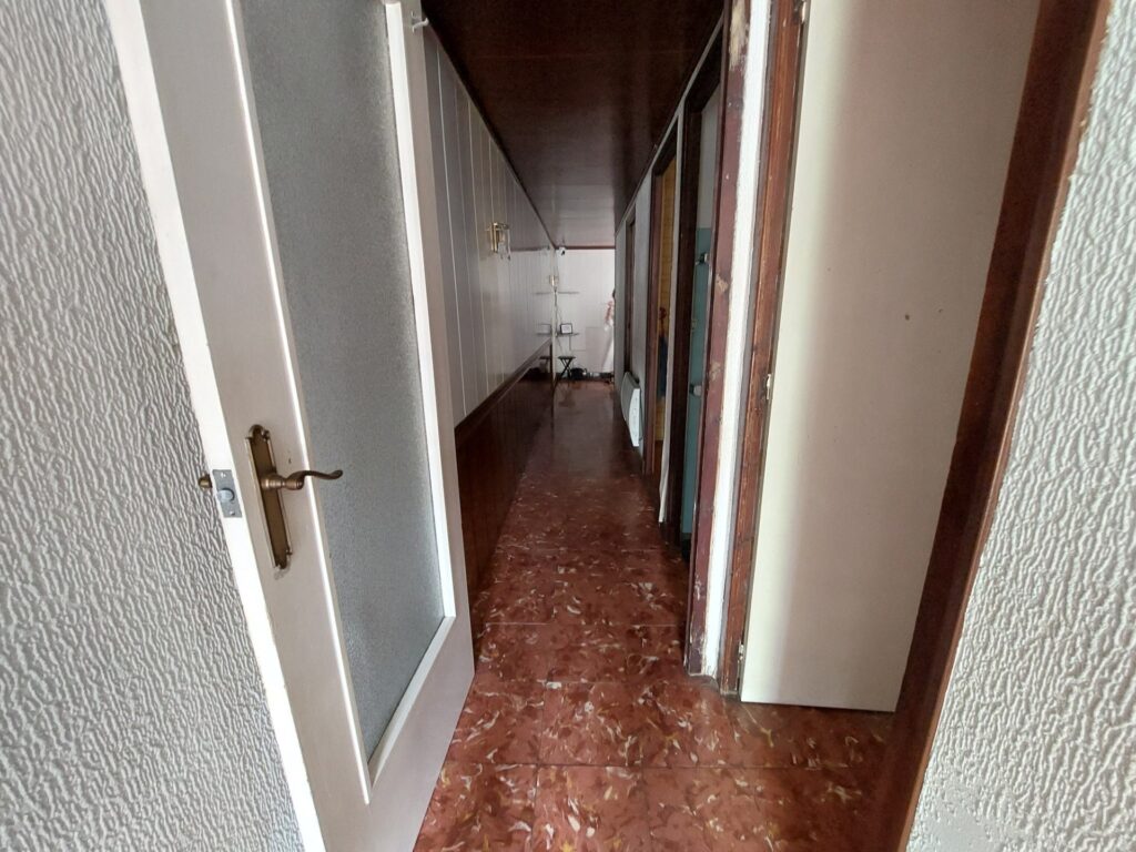 ¡Casa aparellada en venda a Rubí, 305 m2, 3 habitacions i terrassa exterior!