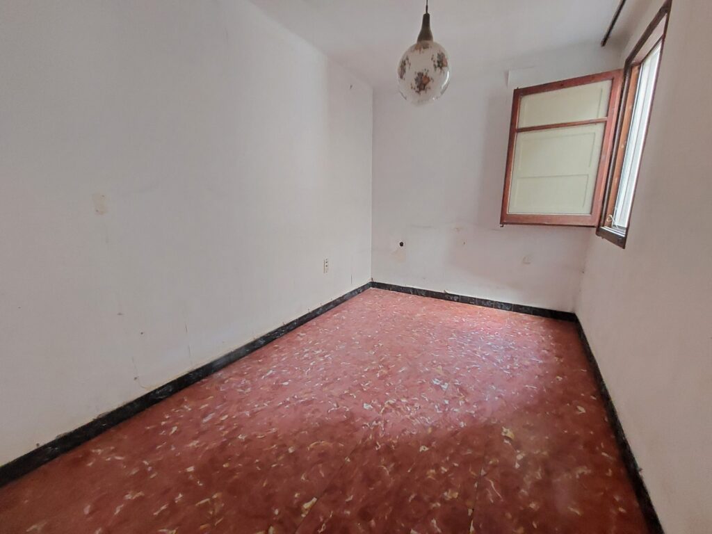 ¡Casa aparellada en venda a Rubí, 305 m2, 3 habitacions i terrassa exterior!