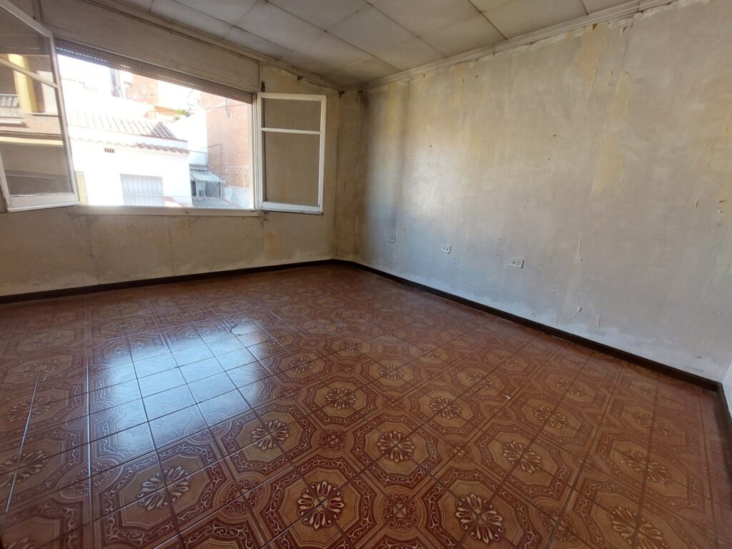¡Casa aparellada en venda a Rubí, 305 m2, 3 habitacions i terrassa exterior!