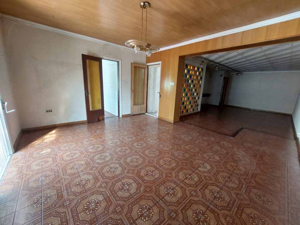 ¡Casa aparellada en venda a Rubí, 305 m2, 3 habitacions i terrassa exterior!