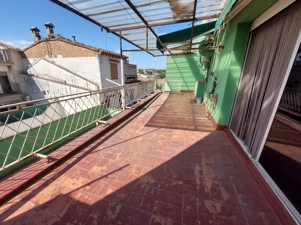 ¡Casa aparellada en venda a Rubí, 305 m2, 3 habitacions i terrassa exterior!