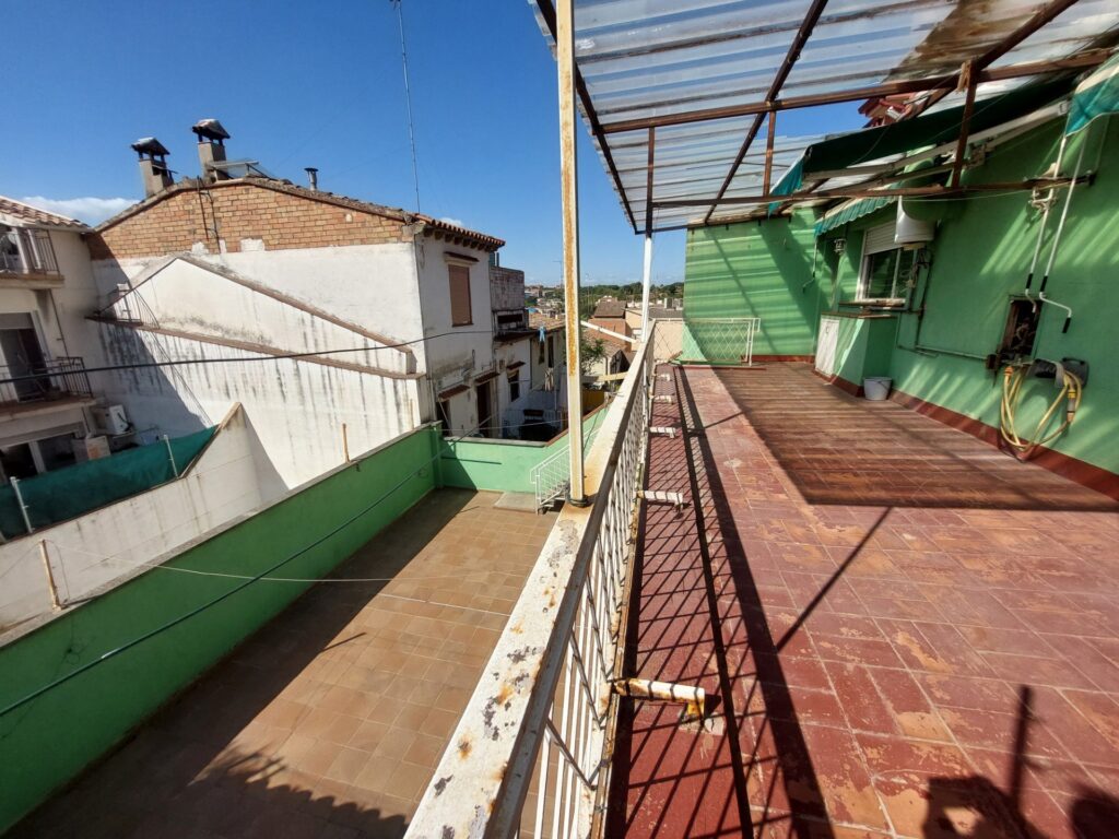 ¡Casa aparellada en venda a Rubí, 305 m2, 3 habitacions i terrassa exterior!